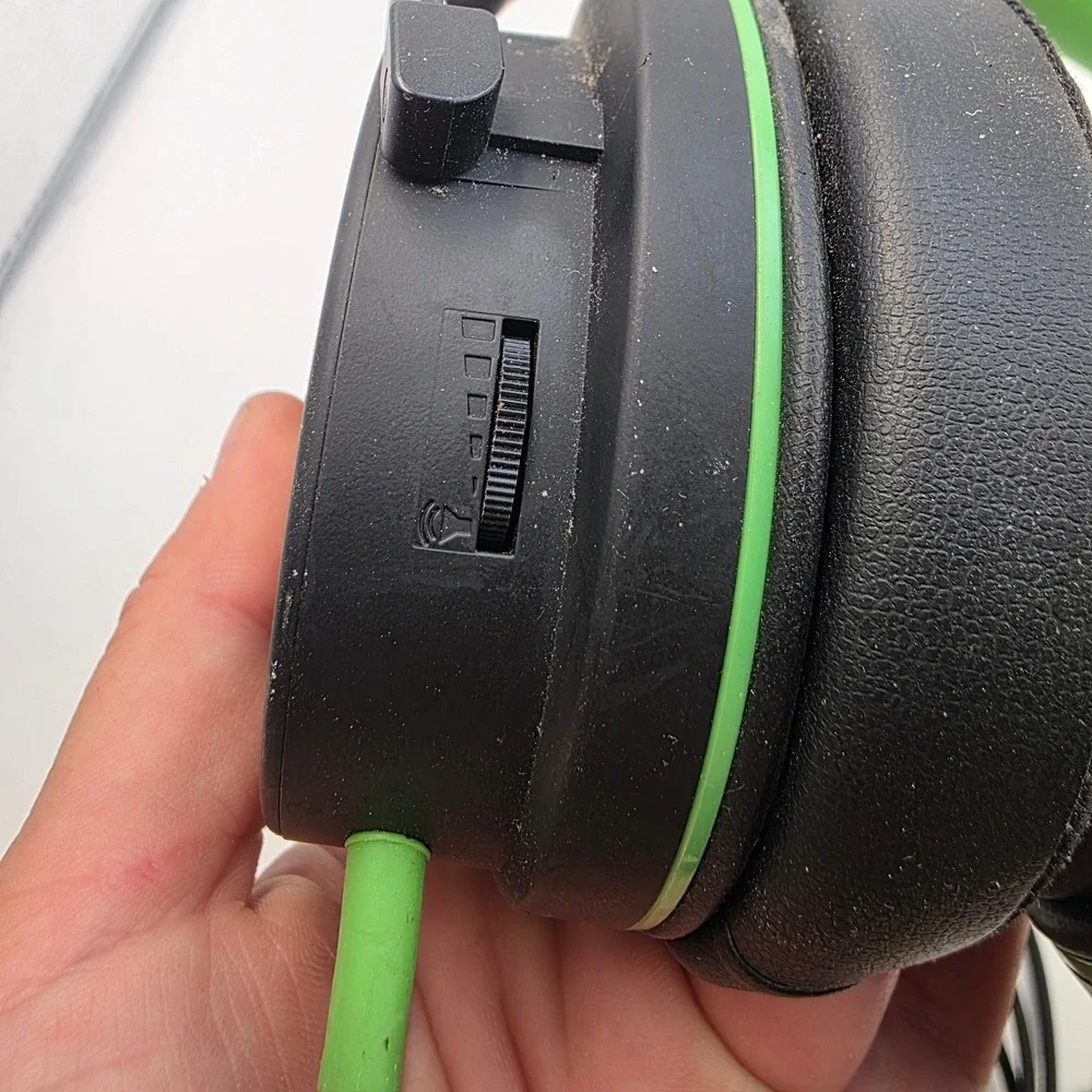 onn. Wired‎ Gaming Headset with Microphone Black Neon Green 3.5mm Jack L3